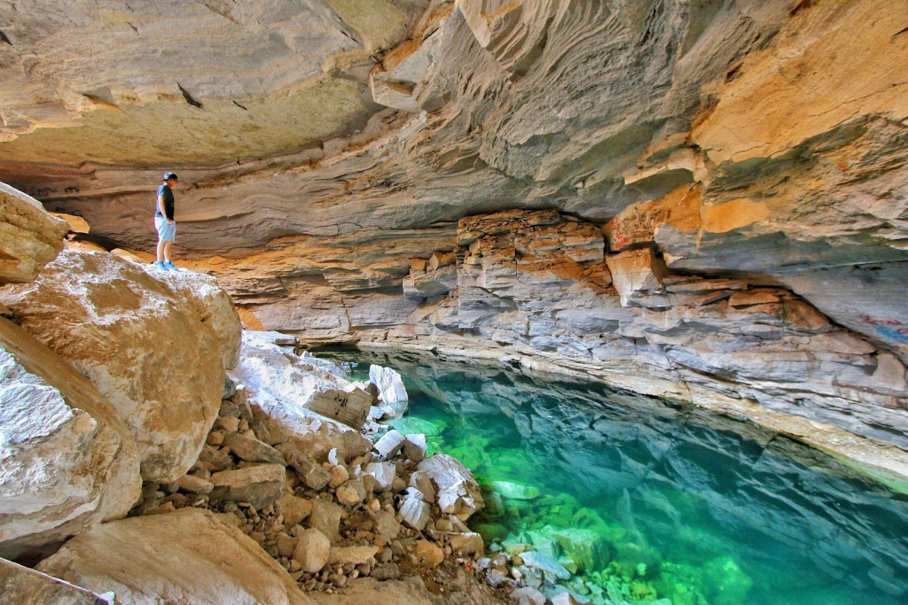 9. Heet Cave