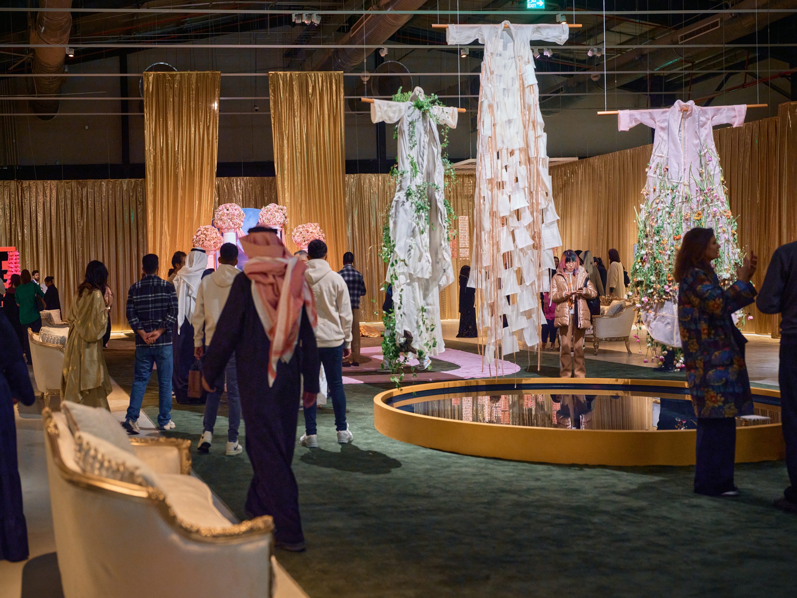 معرض «ليلة عمر» في ساموكا جاكس يعيد تخيّل الزواج عبر الفن المعاصر » ذس ...